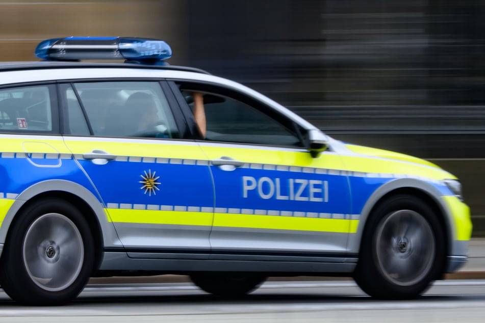 Dresden: Hitlergruß und nackte Haut: Polizei beendet öffentliches Trauerspiel in Dresden