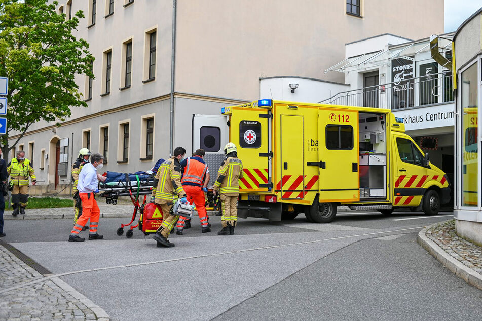 Der 14-Jährige wurde von Rettungskräften vor Ort behandelt, ehe er in ein Krankenhaus kam.