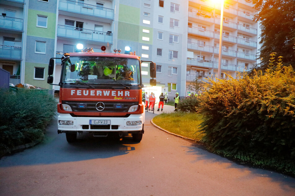 Feuerwehreinsatz in Chemnitz-Markersdorf am Sonntagabend! Im Treppenhaus eines Wohnblocks war ein Papierhaufen in Brand geraten.