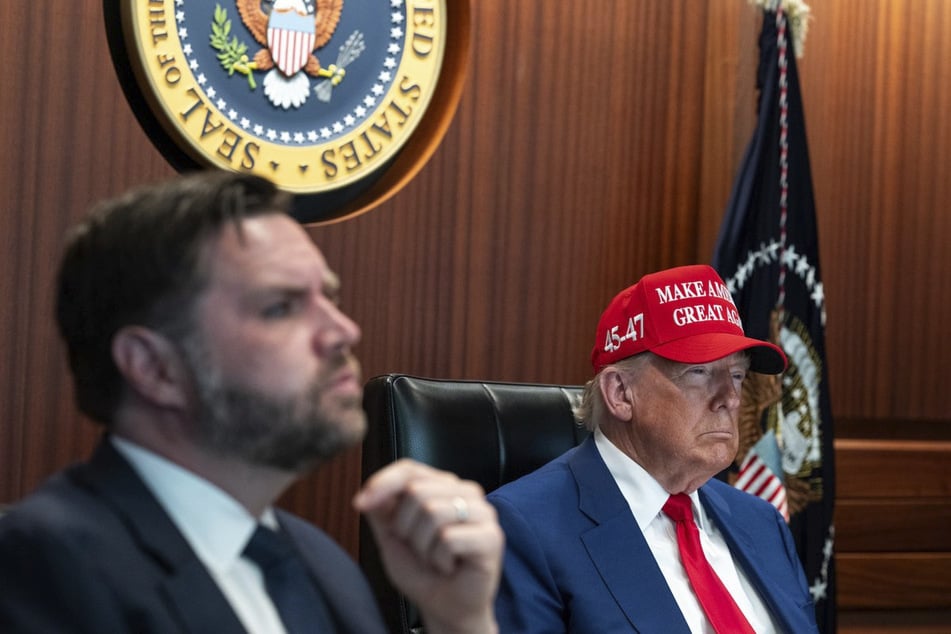 US-Präsident Donald Trump (79, r.) und sein Vize JD Vance (40, l.) verfolgen die US-Angriffe auf den Iran im Situation Room im Weißen Haus in Washington.