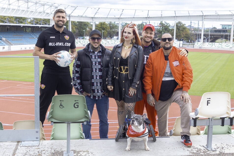 Zusammen mit Ex-Torwart Benny Kirsten, Robin Jurgaitis (Die Bierbrudis), Reality-Star Eric Sindermann und Zain Stief (Die Bierbrudis, v.l.) nutzte Lyn Künstner (Mitte) ihre Social-Media Reichweite für den Benefiz Cup Dresden.