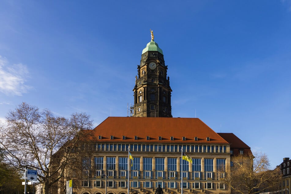 Im Rathaus warten Fraktionskräfte auf ihre Gehälter, welche die Stadt noch nicht überwiesen hat.