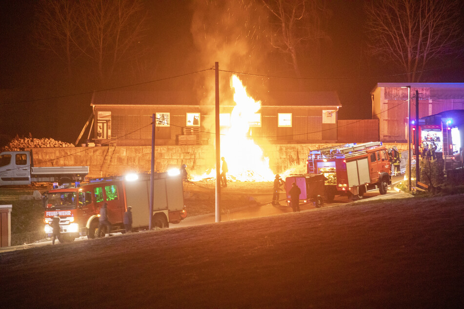 Nach Absprache mit dem Eigentümer löschte die Feuerwehr das Lagerfeuer.