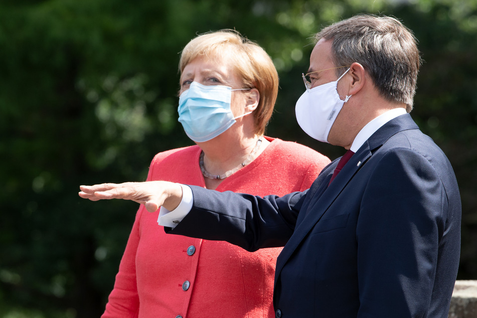 Kanzlerin Angela Merkel (66, CDU) und NRW-Ministerpräsident Armin Laschet (59, CDU) beim Empfang in NRW.