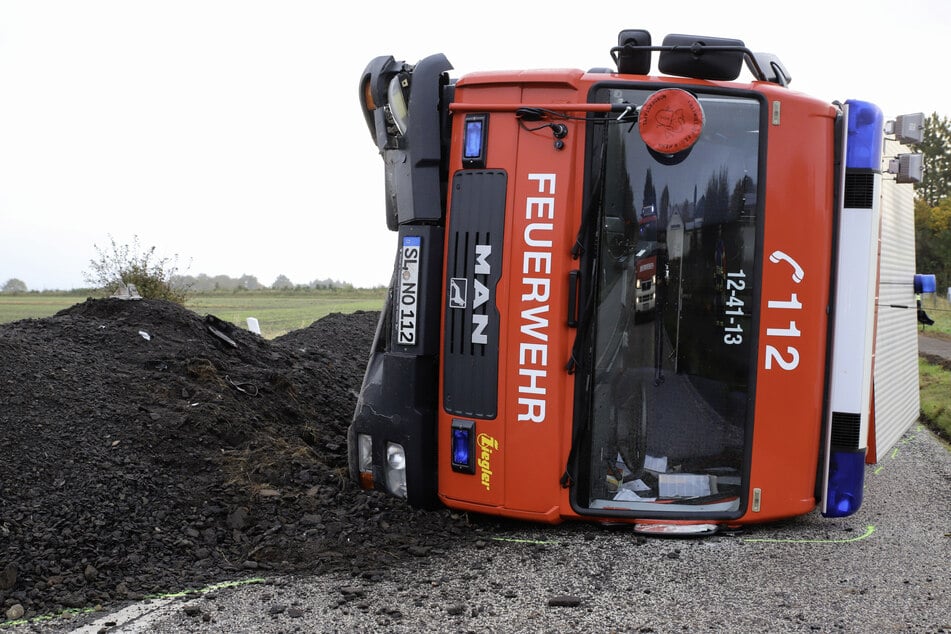 Die Feuerwehrleute mussten aus dem Fahrzeug befreit werden.