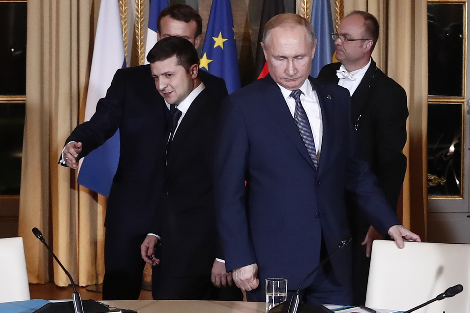 Wolodymyr Selenskyj (43,l) und Wladimir Putin (68,2.v.r.) 2019 bei einem Treffen im Pariser Elyseepalast.