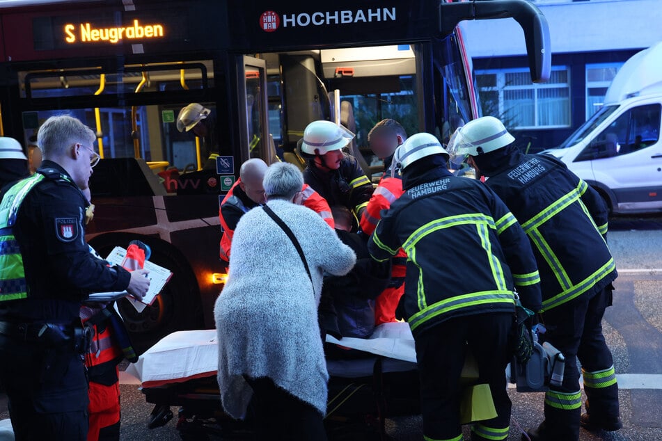Insgesamt zehn Fahrgäste wurden beim Abbremsen eines Linienbusses in Hamburg verletzt.