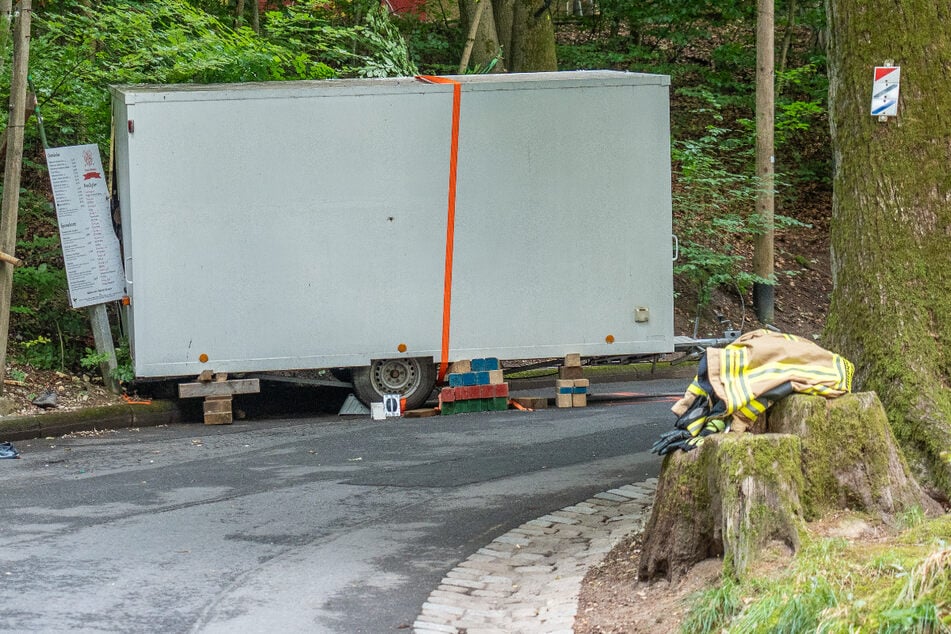 Ein Verkaufsanhänger hat bei einem Unfall im Forchheimer Kellerwald am Freitagabend ein Ehepaar erfasst.