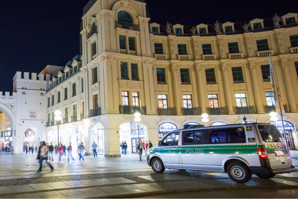 Ein Polizeiwagen steht auf dem Karlsplatz in München. (Archivbild)