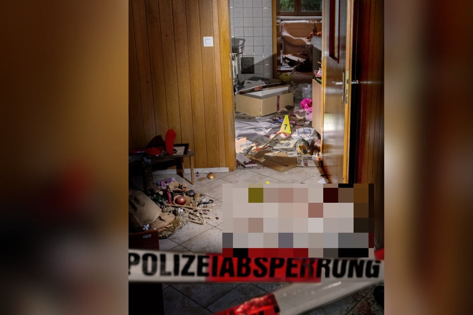 Die Polizei veröffentlichte ein Foto vom Tatort. Hier wurde der 79-Jährige angegriffen und schwer verletzt zurückgelassen.