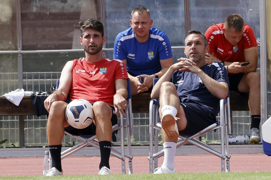 Die Co-Trainer Niklas Hoheneder, Henry Büttner und Chef-Trainer Christian Tiffert (v.l.) verfolgten das Testspiel mit kritischem Auge.