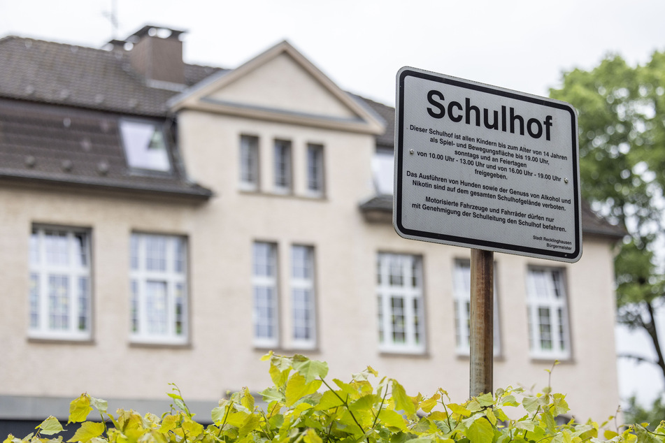 Regeln zum Aufenthalt auf dem Schulhof einer Grundschule sind vor dem Schulgebäude in Recklinghausen zu lesen.