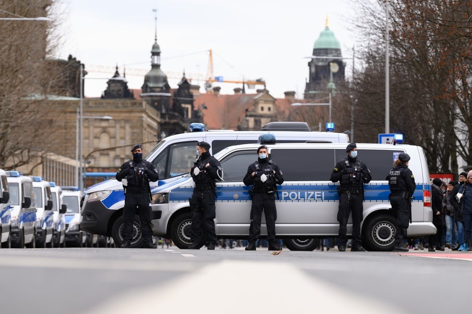Obwohl die Corona-"Spaziergänge" verboten wurden, rechnet die Dresdner Polizei mit Tausenden Demonstranten und bereitet sich dementsprechend vor. (Symbolbild)