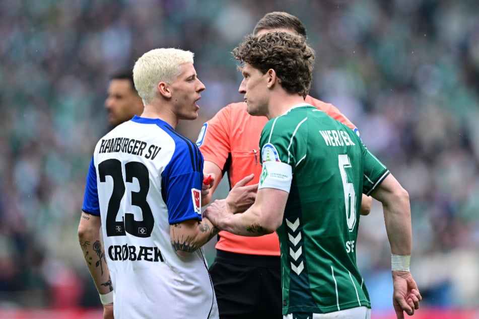 Schiedsrichter Florian Exner (M) hat bereits einiges zu tun. Hier schlichtet er zwischen Albert Grönbaek und Jens Stage.