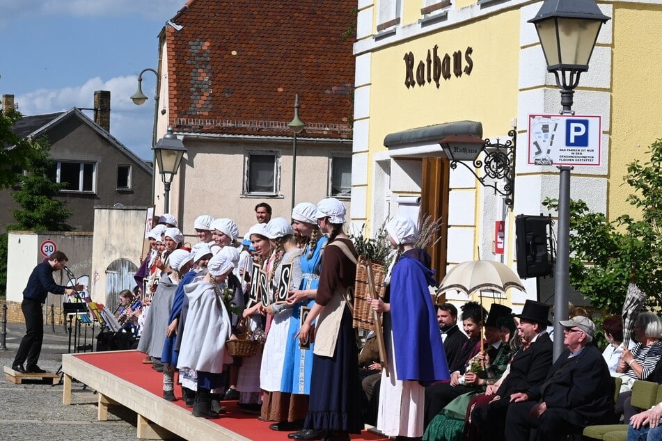 Hier im Rathaus soll sie sich einst befunden haben, die Sparkasse von Liebertwolkwitz. Am Samstag wurde das 175-jährige Bestehen des Geldinstituts gefeiert.