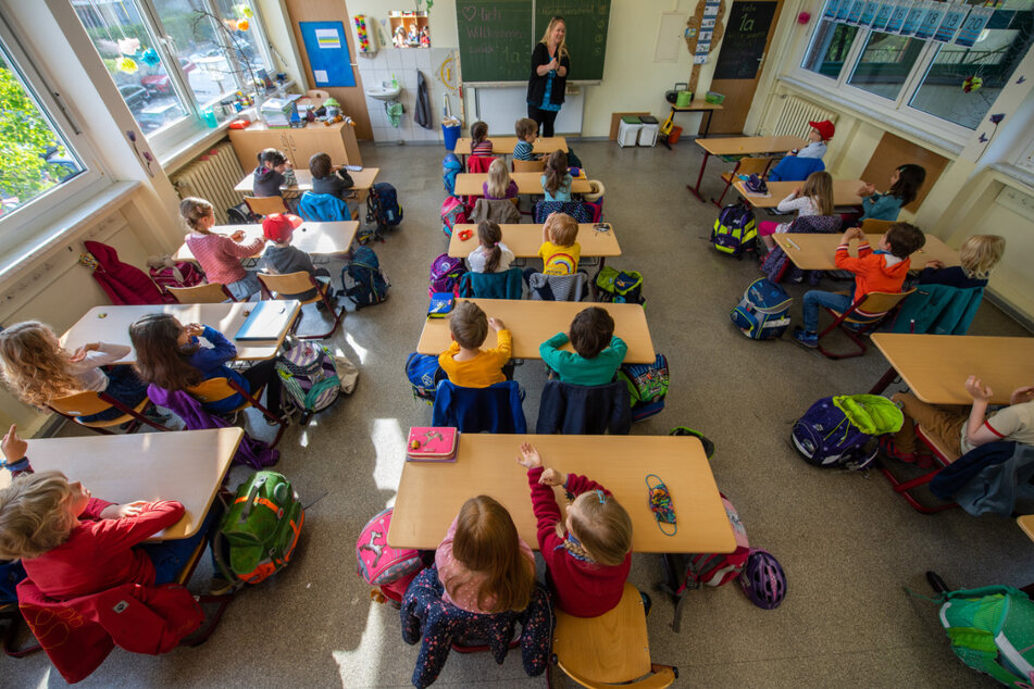 Schüler einer ersten Grundschulklasse in Dresden sitzen im Unterricht auf ihren Plätzen.
