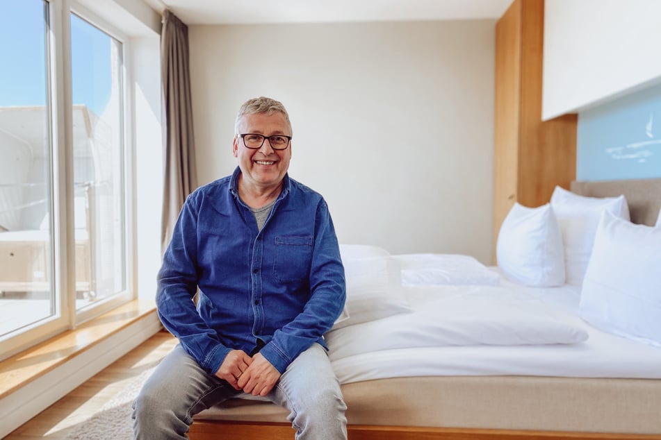 Seit zehn Jahren leitet Karsten Werner das StrandGut Resort in St. Peter-Ording. Der Kulturliebhaber hat über die Jahre eine familiäre Atmosphäre geschaffen, in der sich nicht nur die "normalen" Gäste, sondern auch zahlreiche Musik-Stars in seinem Hotel wohlfühlen.