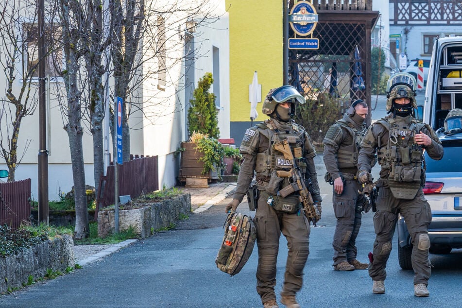 Vater und Kind können sich retten: Messer-Mann verschanzt sich in Wohnung, SEK greift ein