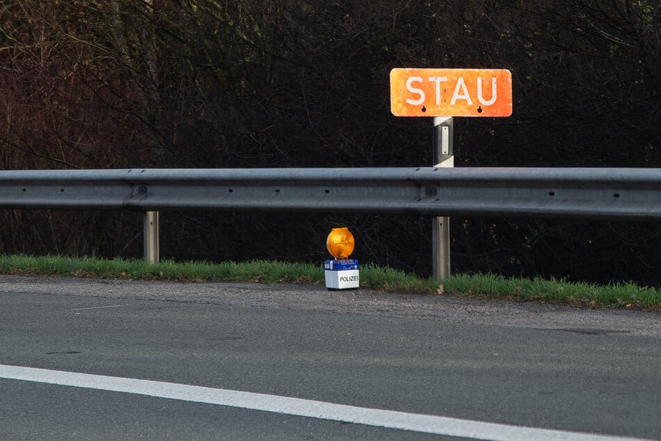 Die A2 ist nach einem Unfall am Morgen voll gesperrt. (Symbolfoto)