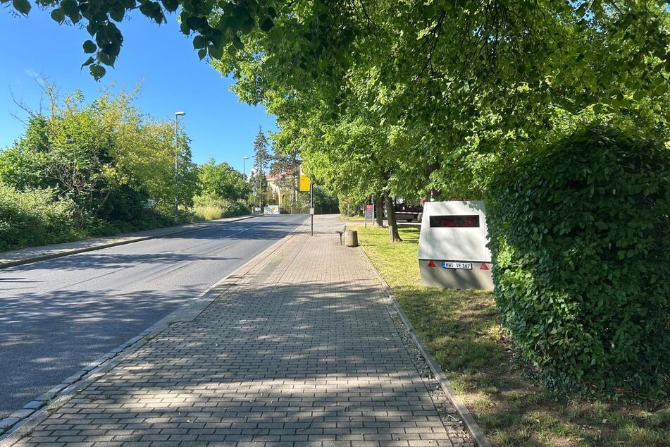 Der Superblitzer überwacht nun auf der Wilhelm-Franke-Straße in stadtauswärtiger Richtung hinter Gebüsch den Verkehr.