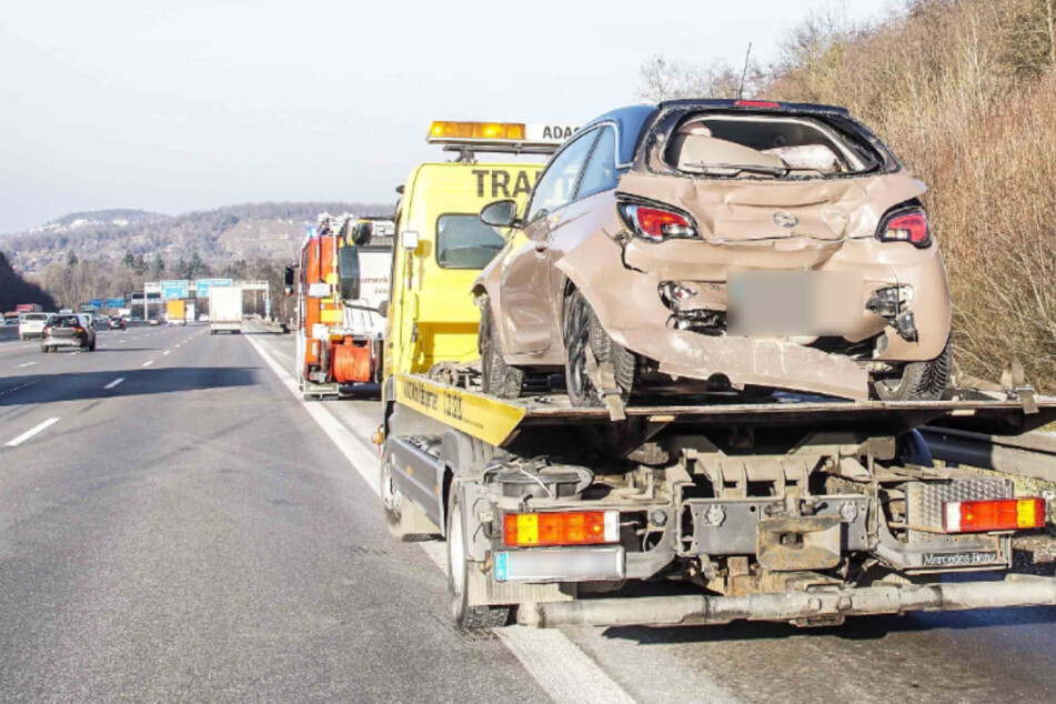 Unfall A8: Mercedes kracht in Opel: A8 nach Crash teils gesperrt