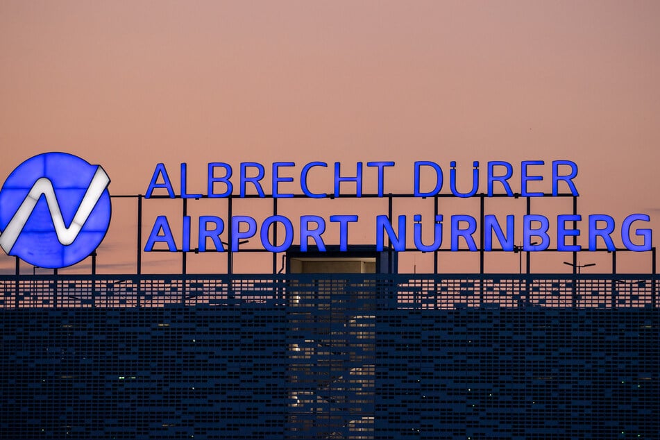 Auf der Dienststelle der Polizei am Flughafen war der Mann gleich zweimal zu Gast. (Symbolbild)