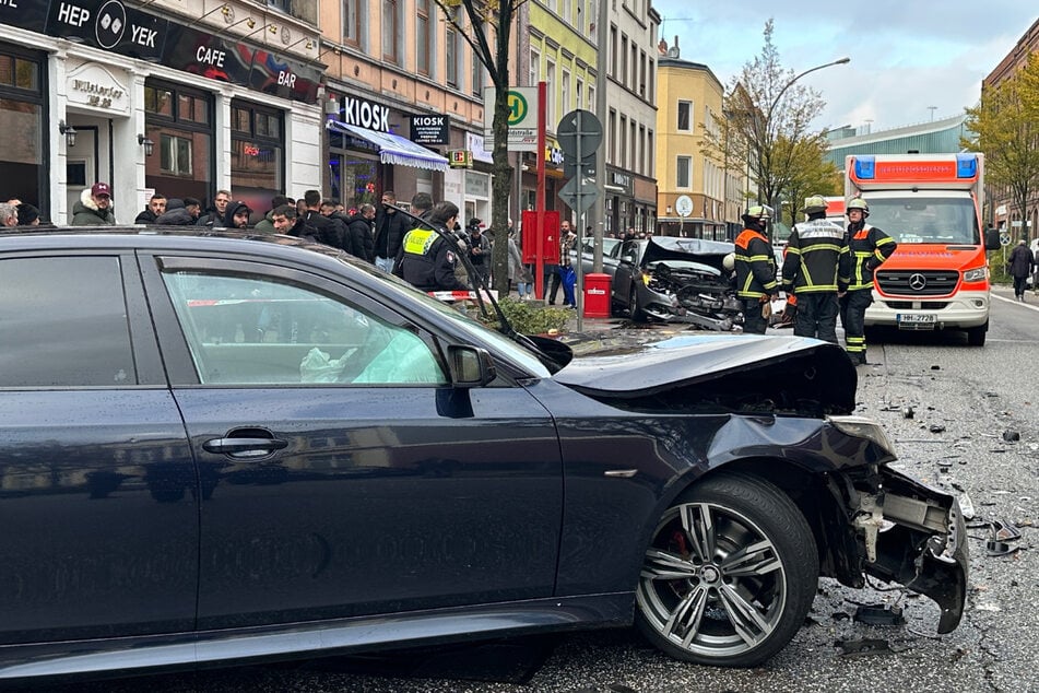 Bei einem illegalen Straßenrennen im Hamburg-Harburg geriet ein Auto in den Gegenverkehr und stieß mit einem entgegenkommenden Wagen zusammen.