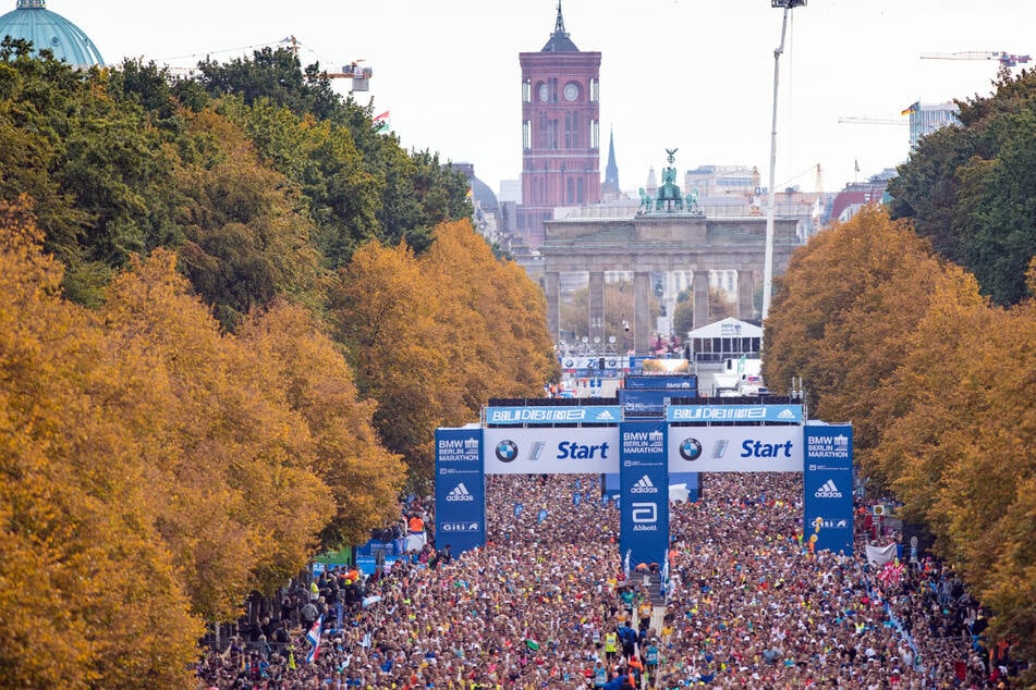 Tausende Läufer starten auf der Straße des 17. Juni beim Berlin-Marathon 2019. Aufgrund der Corona-Pandemie konnte der 47. Berlin-Marathon im letzten Jahr nicht stattfinden.