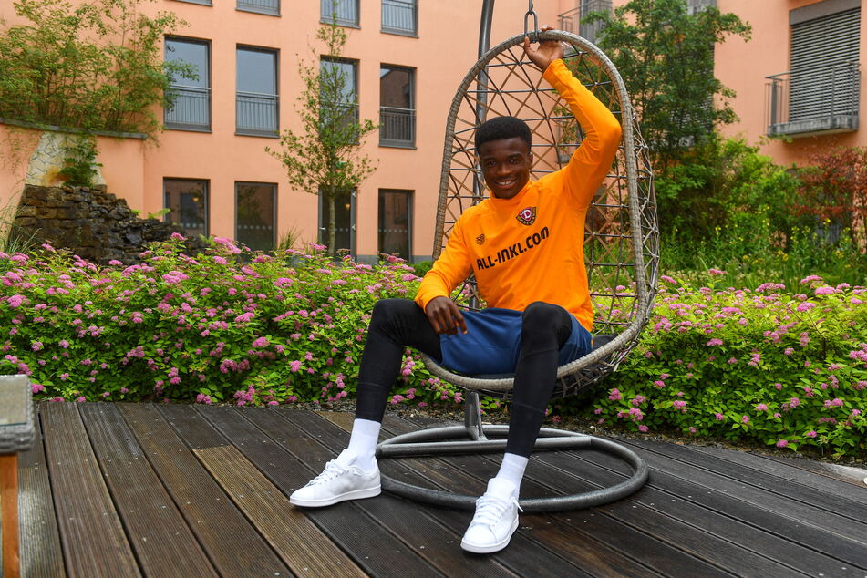Michael Akoto (23), hier im Trainingslager in Heilbad Heiligenstadt in einem Hängestuhl, hat (fast) immer ein Lächeln im Gesicht.