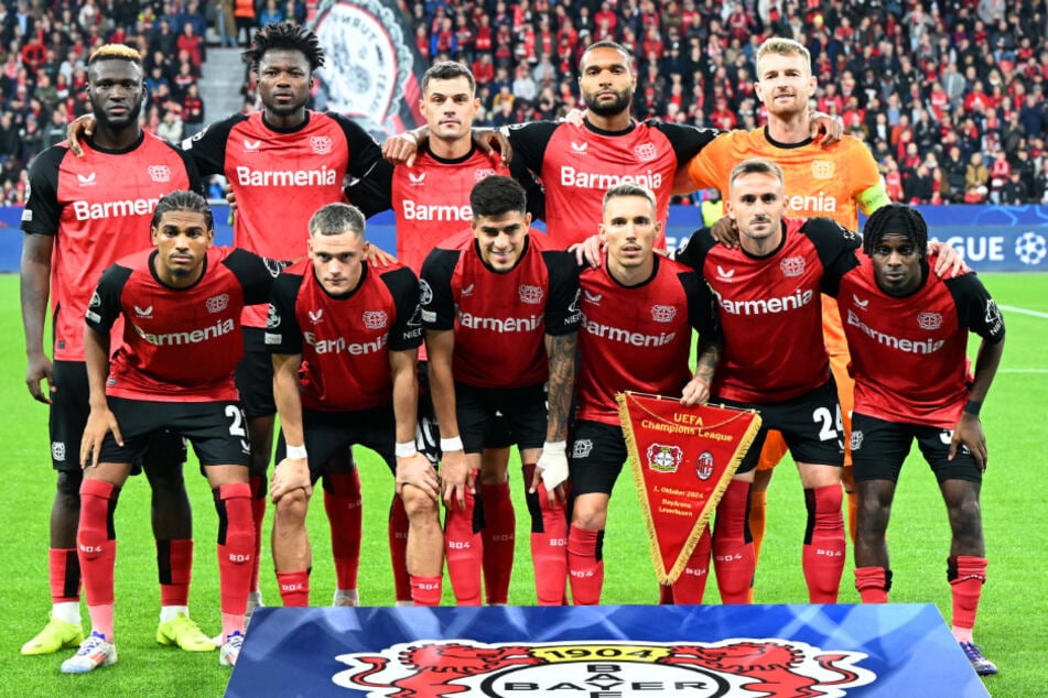 Keeper Lukas Hradecky (hintere Reihe, r.) könnte Leverkusen bei einem lukrativen Angebot verlassen.