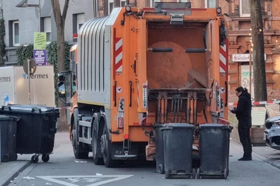 Eine Explosion erschütterte Mannheim am Morgen. An einem Müllfahrzeug kam es zu einer Verpuffung. Die Hintergründe sind bislang unklar.