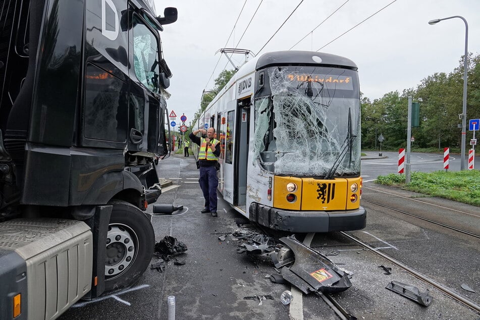 Ein Mercedes Actros krachte Ende September in eine Bahn in der Königsbrücker Straße.