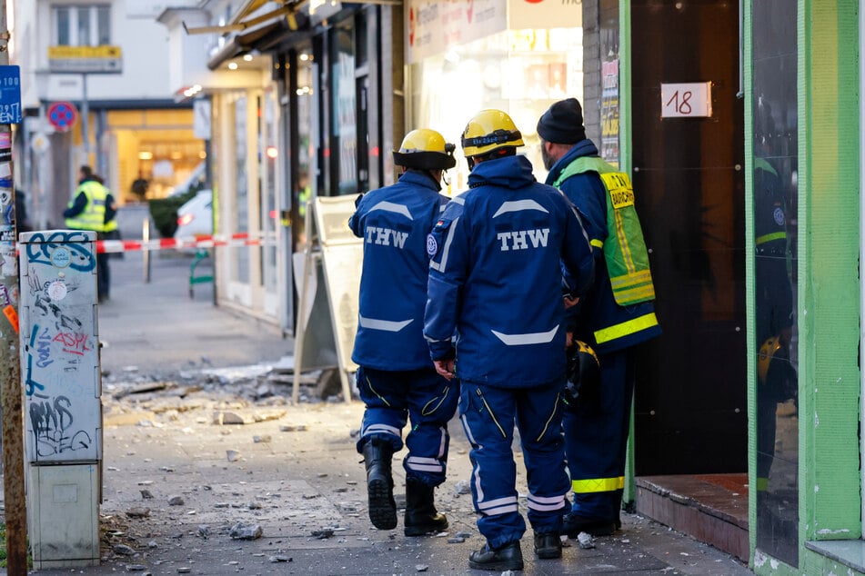 Mitarbeiter des Technischen Hilfswerks (THW) waren am Montagabend vor Ort, um die Unglücksstelle in Augenschein zu nehmen.