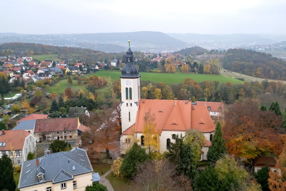 Lohnenswerter Weitblick über Freital bis zum Windberg: Im Schatten der St. Jakobuskirche steht die einzige Herberge auf dem Pilgerweg, die von einem Friedhof umgeben ist. Ehrenamtliche halten sie in Schuss.