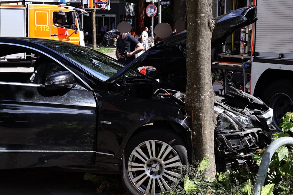 Auto erfasst Fußgängerin: Dann folgt gleich der nächste Crash