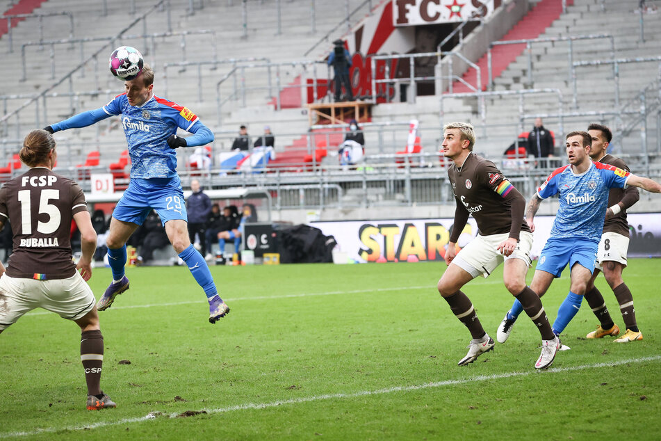 Holstein Kiels Joshua Mees (2.v.l.) erzielte unbedrängt den 1:1-Ausgleich gegen den FC St. Pauli.