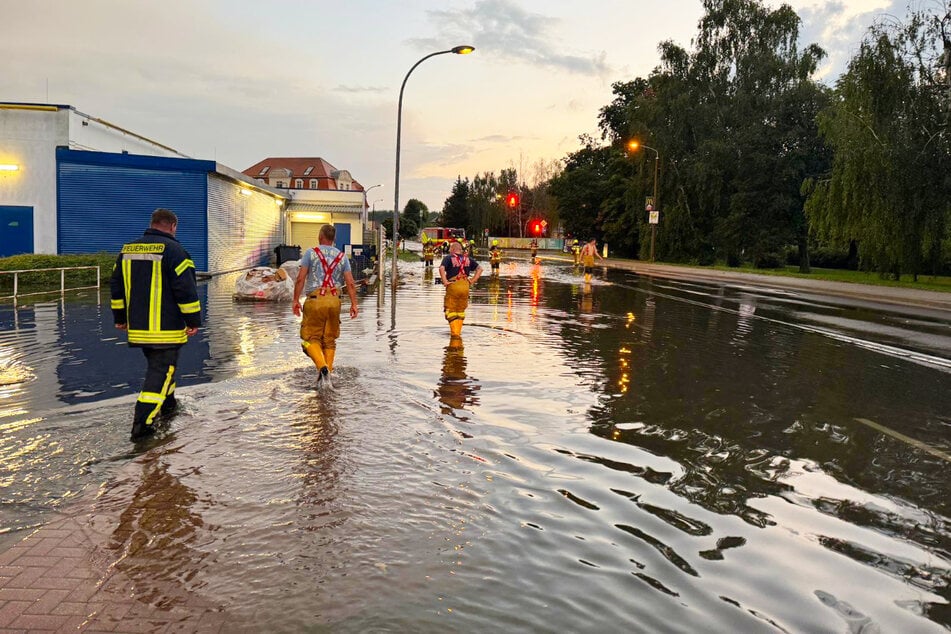 Die Sachsenallee in der Bornaer Innenstadt stand komplett unter Wasser.