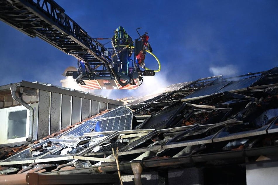 Der Dachstuhl konnte von der Feuerwehr gelöscht werden.