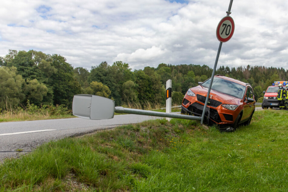 Der Seat war von der Fahrbahn abgekommen und krachte gegen einen Laternenmast und ein Verkehrsschild.