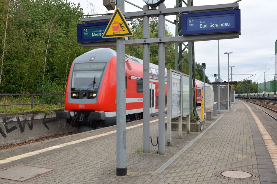 Durch den Abriss einer alten Brücke (im Foto hinter den Wartehäuschen) kommt es Anfang Februar zu Einschränkungen im Bahnverkehr - so unter anderem an der Station Heidenau-Großsedlitz. (Archivbild)