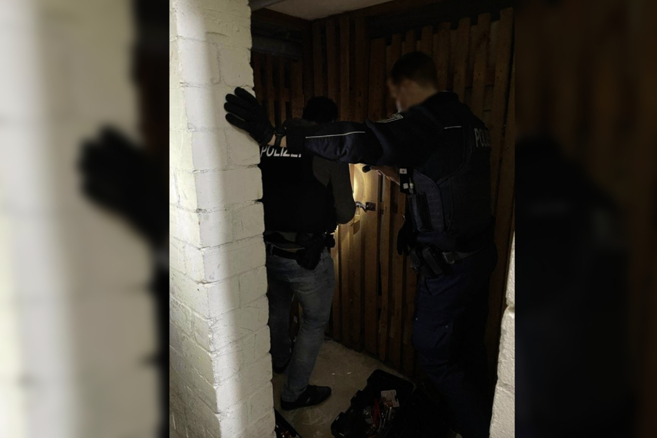 Die Polizei durchsuchte die Wohnung des 27-Jährigen.