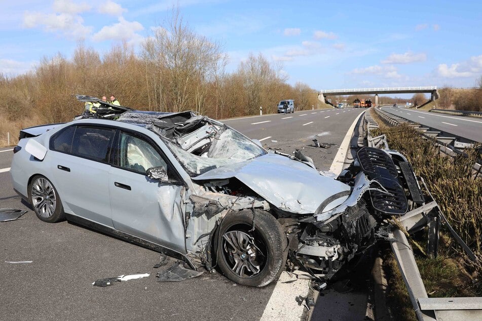 Der BMW krachte gegen die Mittelleitplanke.