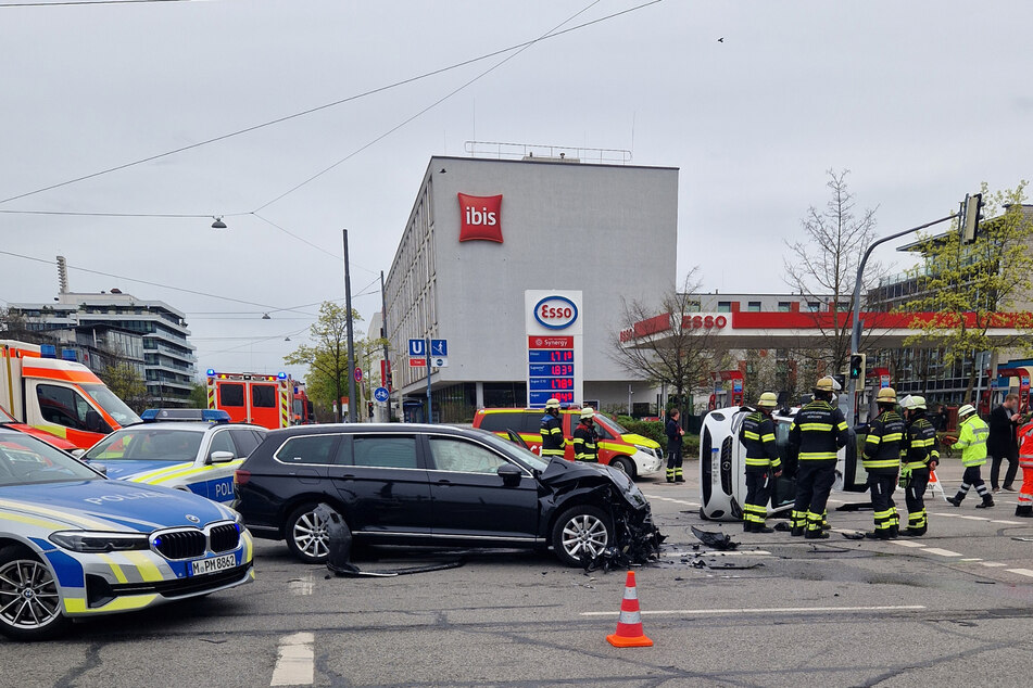 Rettungskräfte sind am Unfallort in Sendling im Einsatz.