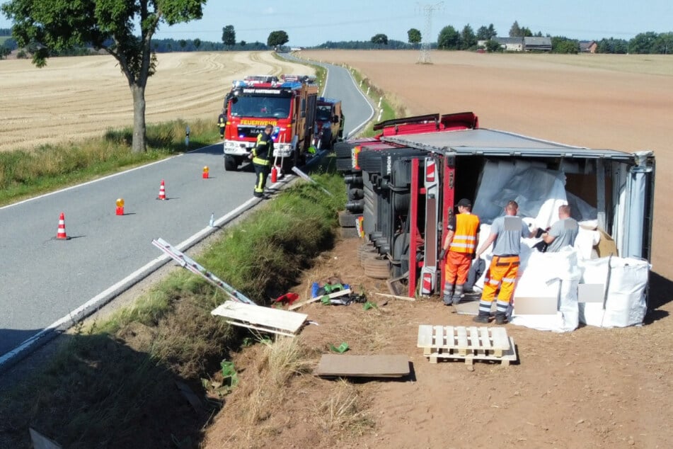 Vollsperrung! Tonnenschwerer Laster in Sachsen umgekippt
