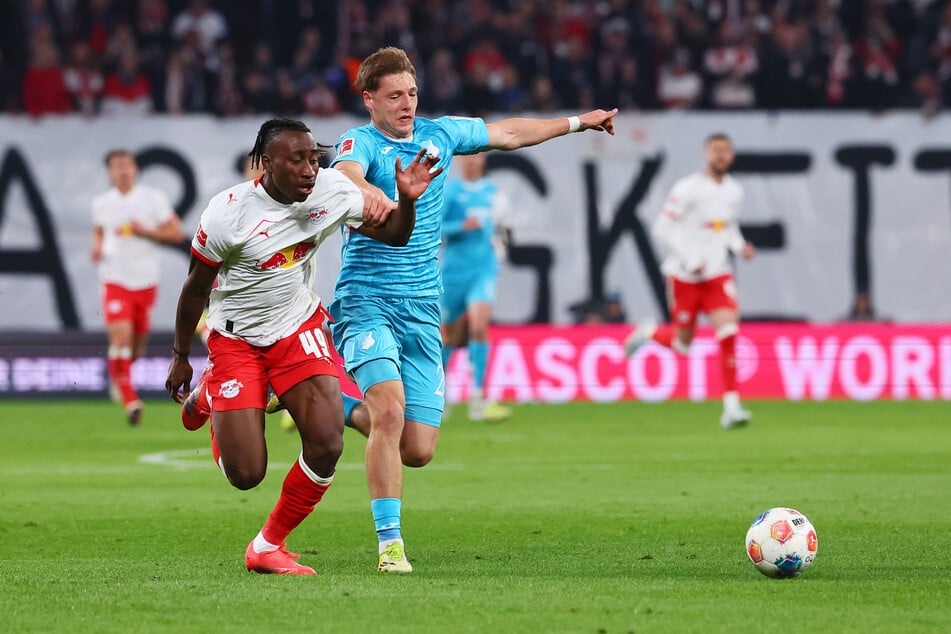 Bei diesem Zweikampf mit Hoffenheims Alexander Prass (24) zog sich Diomande die Verletzung zu.