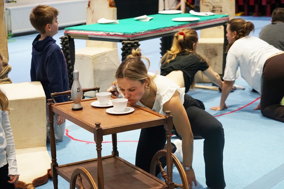 Für die Gorillas ist alles Menschliche neu, so auch, als sie das Camp von Jane und ihrem Team im Dschungel entdecken. Am Donnerstag durften die Gäste sowie TAG24 noch einmal spielerisch erleben, wie es ist, wenn alles neu und aufregend ist.