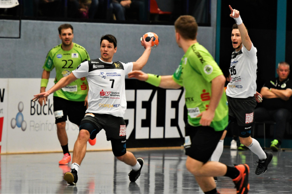 Oskar Emanuel (am Ball) zeigte beim höchsten Saisonsieg des HCE eine starke Leistung.