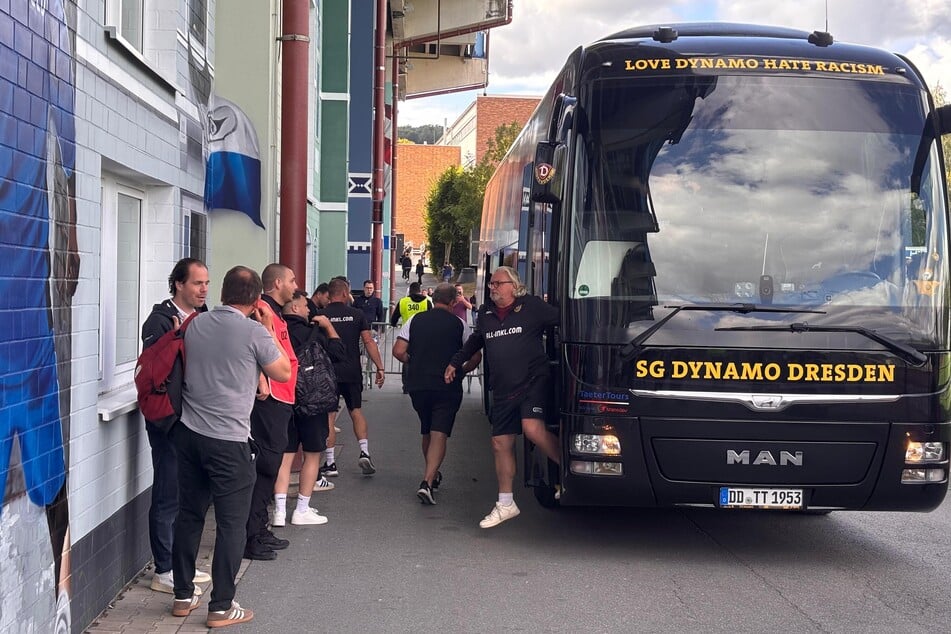Dynamos Co-Trainer Heiko Scholz (59) steigt aus dem SGD-Mannschaftsbus.