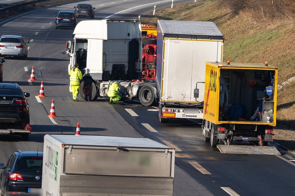 Nach einem Unfall verlor ein Lkw Diesel auf der A3 und sorgte so für eine Teilsperrung.