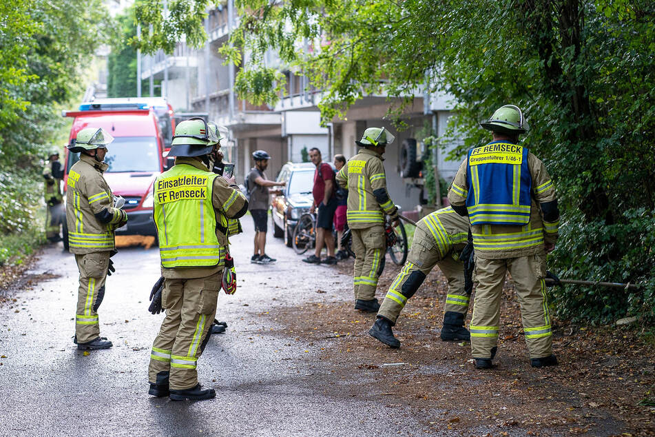 Die Feuerwehrleute rückten mit gleich vier Fahrzeugen an. Der Einsatz sorgte für entsprechendes Aufsehen im Wohnviertel.